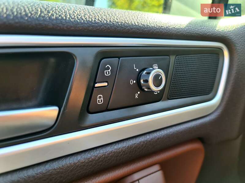 Позашляховик / Кросовер Volkswagen Touareg 2013 в Києві