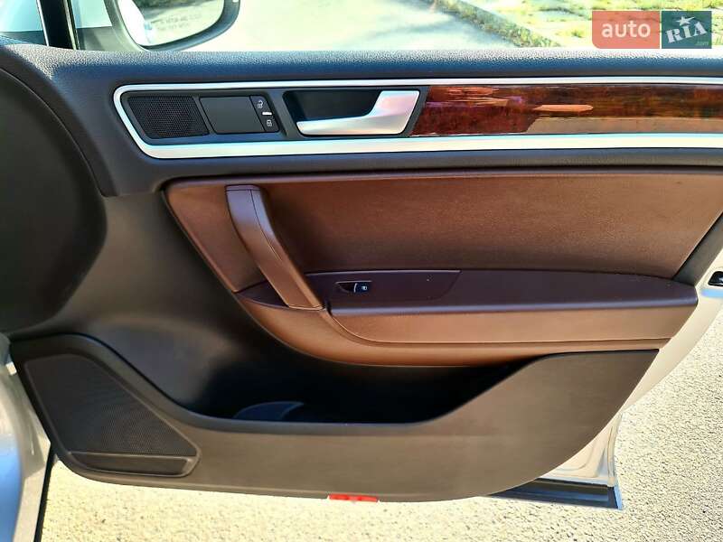 Позашляховик / Кросовер Volkswagen Touareg 2013 в Києві