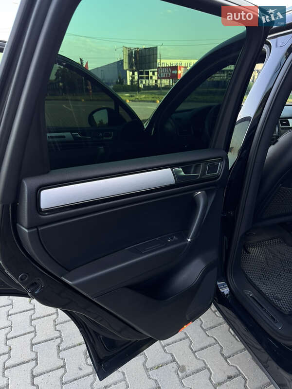 Позашляховик / Кросовер Volkswagen Touareg 2012 в Чернівцях