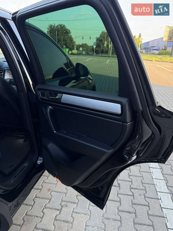 Позашляховик / Кросовер Volkswagen Touareg 2012 в Чернівцях