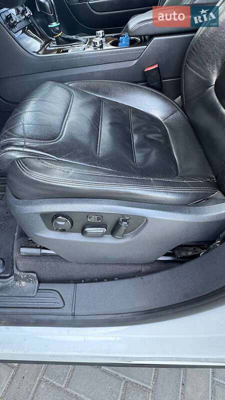 Позашляховик / Кросовер Volkswagen Touareg 2012 в Старій Вижівці