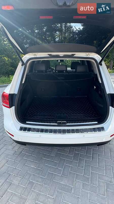 Позашляховик / Кросовер Volkswagen Touareg 2012 в Старій Вижівці