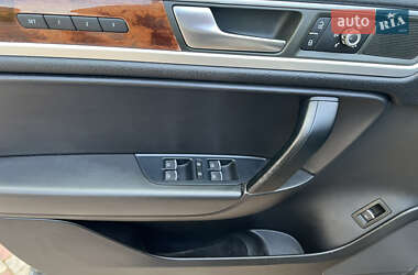 Внедорожник / Кроссовер Volkswagen Touareg 2011 в 