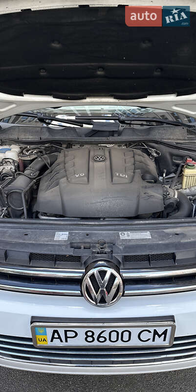 Внедорожник / Кроссовер Volkswagen Touareg 2012 в Киеве