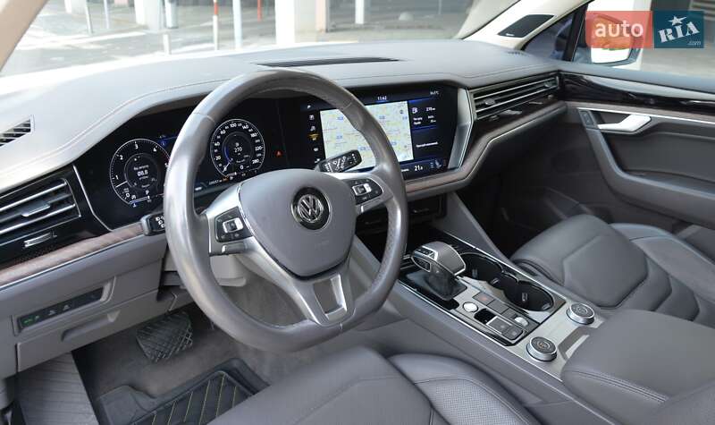 Внедорожник / Кроссовер Volkswagen Touareg 2019 в Киеве