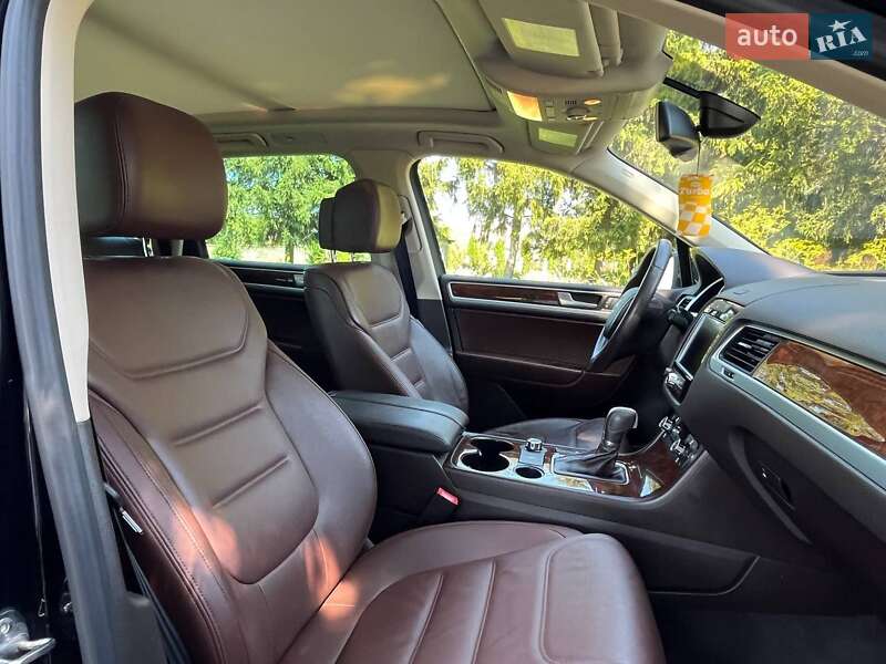 Внедорожник / Кроссовер Volkswagen Touareg 2013 в Дубно