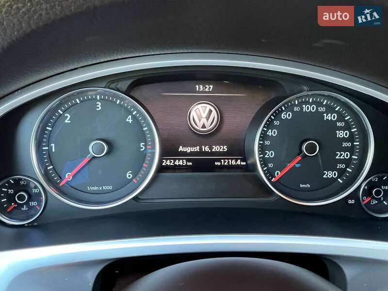 Внедорожник / Кроссовер Volkswagen Touareg 2013 в Дубно