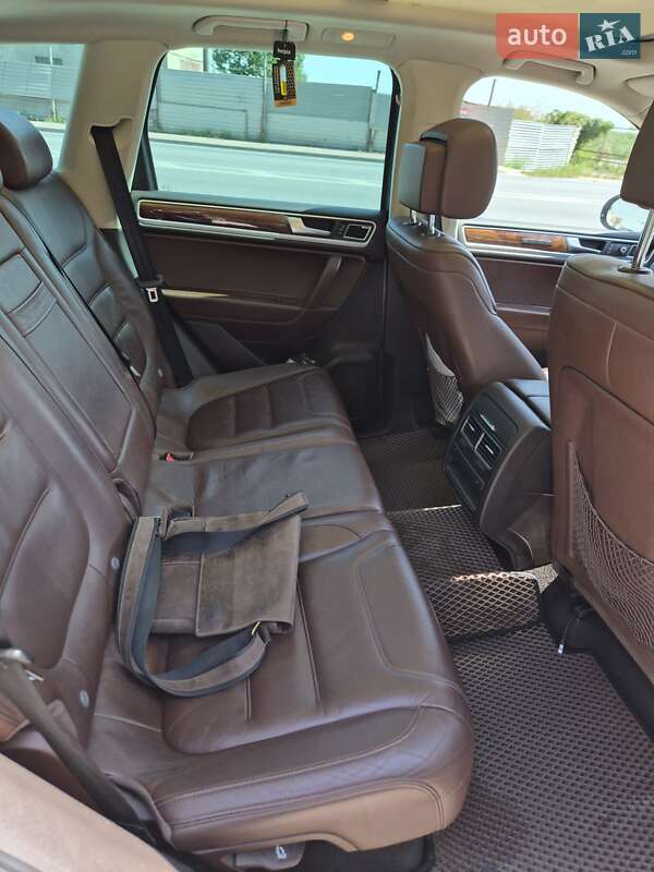 Позашляховик / Кросовер Volkswagen Touareg 2011 в Скалаті