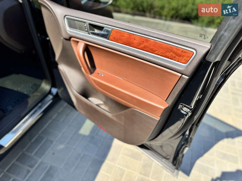 Позашляховик / Кросовер Volkswagen Touareg 2012 в Дніпрі