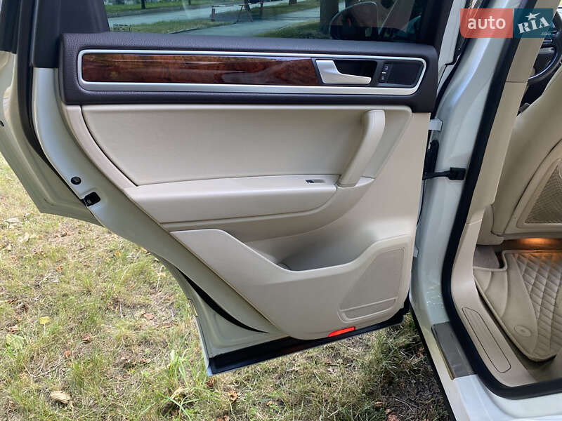 Внедорожник / Кроссовер Volkswagen Touareg 2013 в Умани