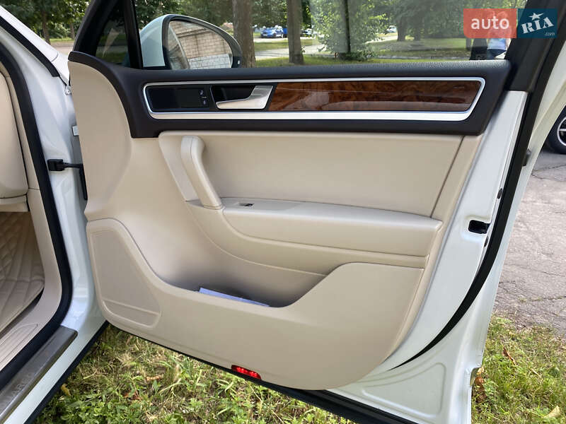 Внедорожник / Кроссовер Volkswagen Touareg 2013 в Умани