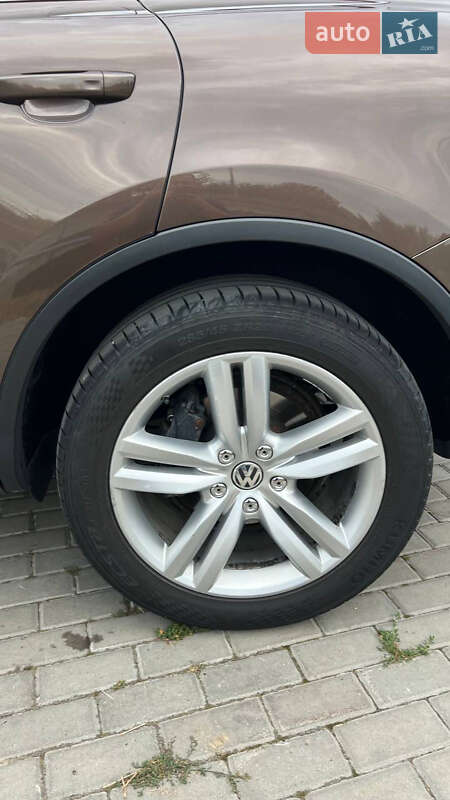 Внедорожник / Кроссовер Volkswagen Touareg 2010 в Новоселице