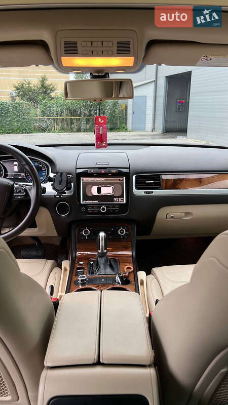 Внедорожник / Кроссовер Volkswagen Touareg 2010 в Новоселице