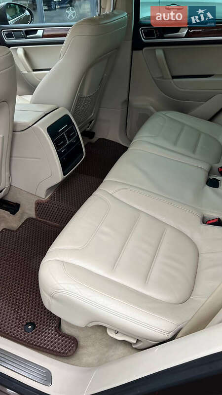 Внедорожник / Кроссовер Volkswagen Touareg 2010 в Новоселице