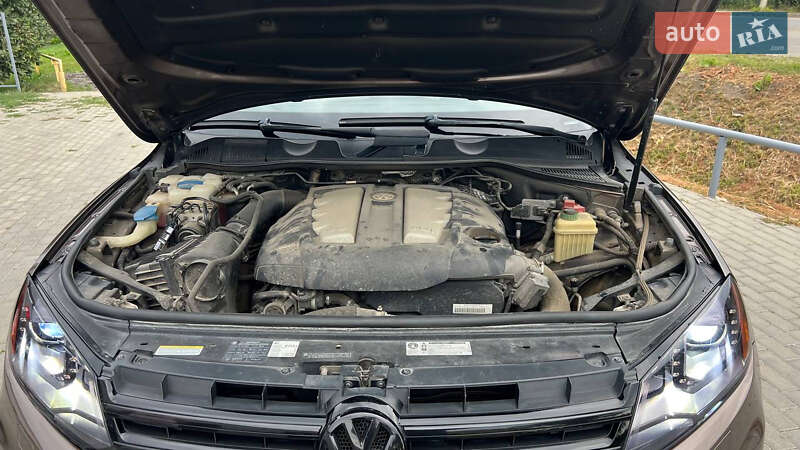 Внедорожник / Кроссовер Volkswagen Touareg 2010 в Новоселице