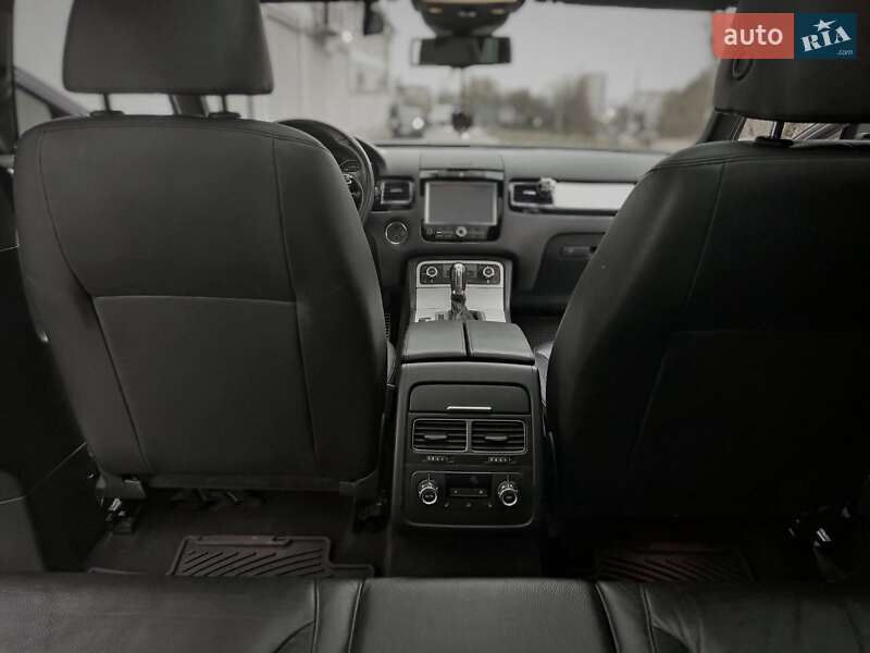 Внедорожник / Кроссовер Volkswagen Touareg 2012 в Львове