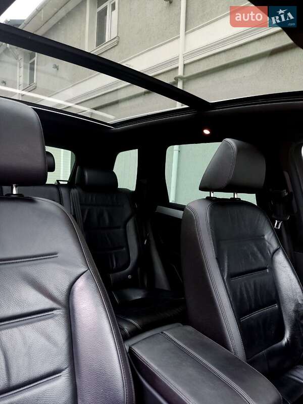 Внедорожник / Кроссовер Volkswagen Touareg 2012 в Львове