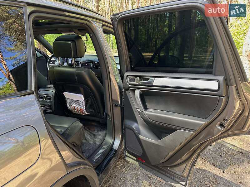 Внедорожник / Кроссовер Volkswagen Touareg 2013 в Кривом Роге