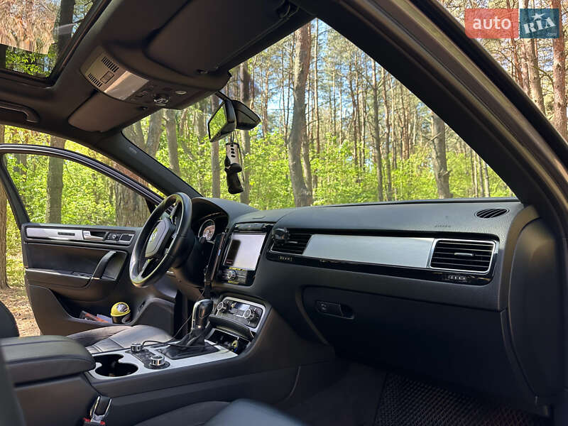 Внедорожник / Кроссовер Volkswagen Touareg 2013 в Кривом Роге