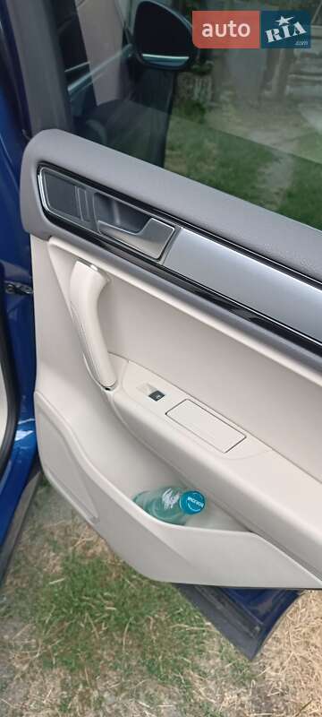 Внедорожник / Кроссовер Volkswagen Touareg 2015 в Днепре