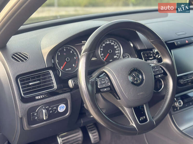 Внедорожник / Кроссовер Volkswagen Touareg 2014 в Дубно