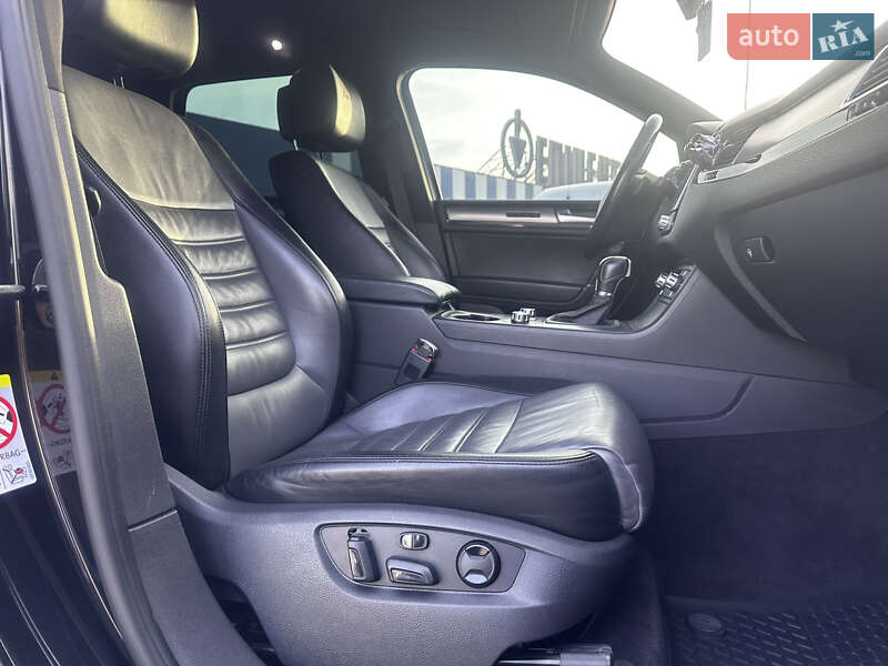 Внедорожник / Кроссовер Volkswagen Touareg 2014 в Дубно