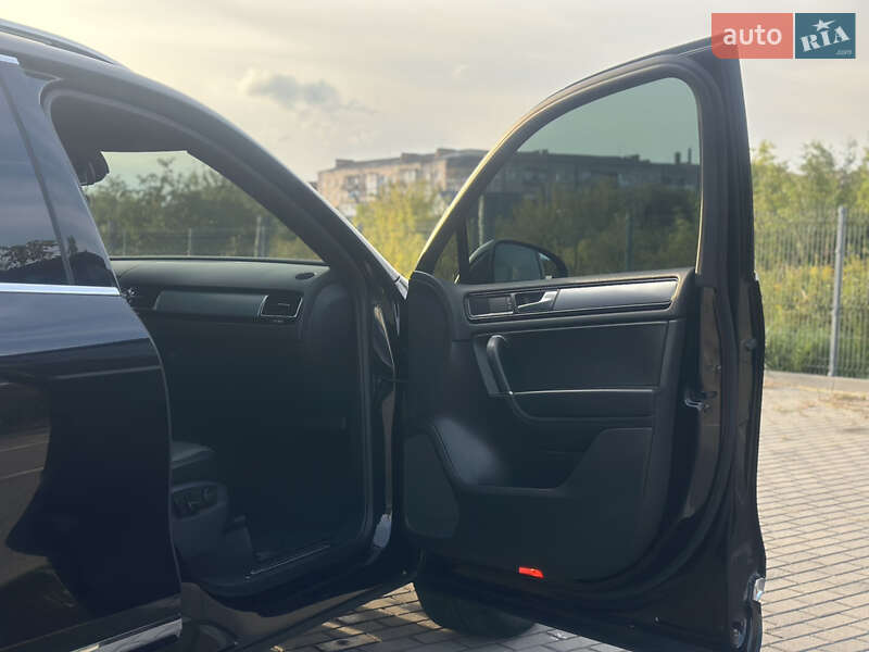 Внедорожник / Кроссовер Volkswagen Touareg 2014 в Дубно