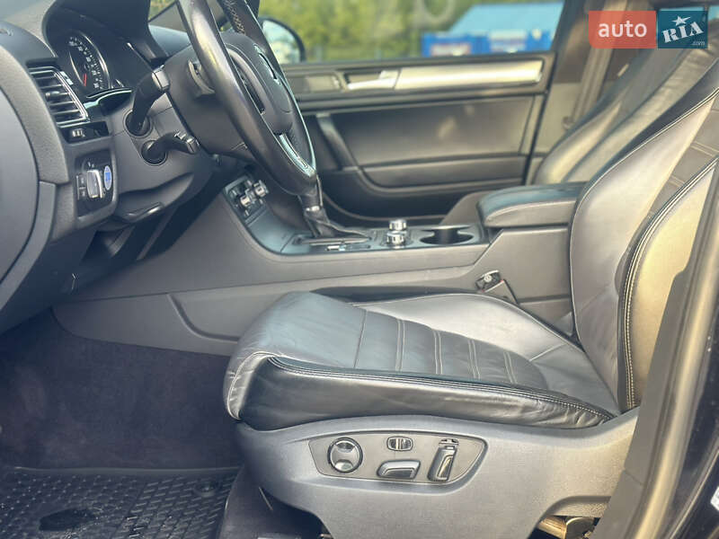 Внедорожник / Кроссовер Volkswagen Touareg 2014 в Дубно