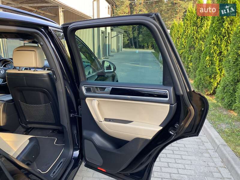 Позашляховик / Кросовер Volkswagen Touareg 2015 в Яворові