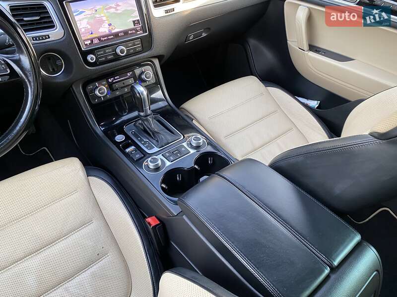 Позашляховик / Кросовер Volkswagen Touareg 2015 в Яворові