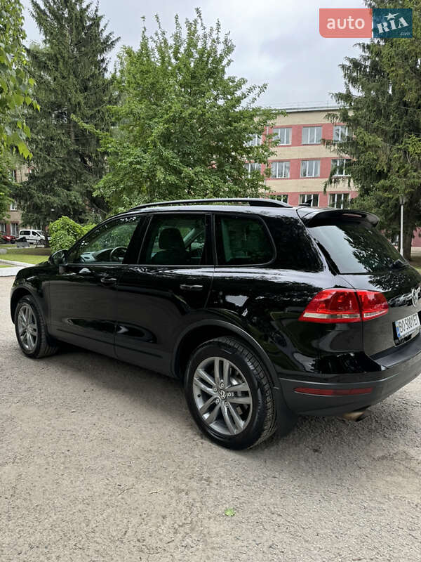 Внедорожник / Кроссовер Volkswagen Touareg 2015 в Волочиске