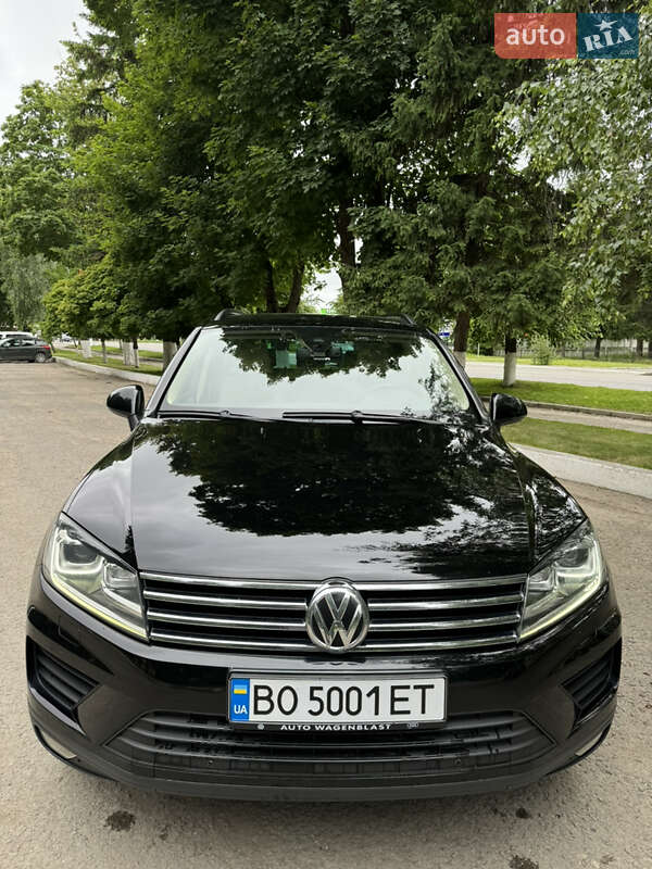 Внедорожник / Кроссовер Volkswagen Touareg 2015 в Волочиске