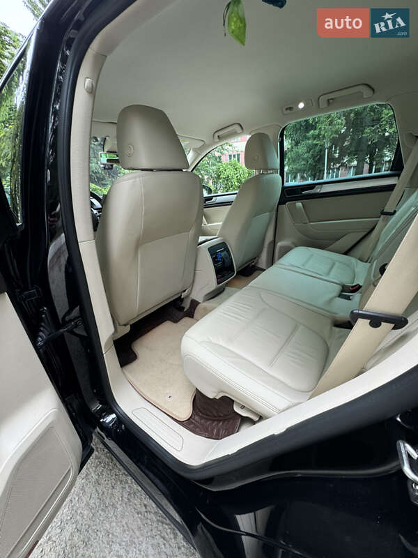 Внедорожник / Кроссовер Volkswagen Touareg 2015 в Волочиске