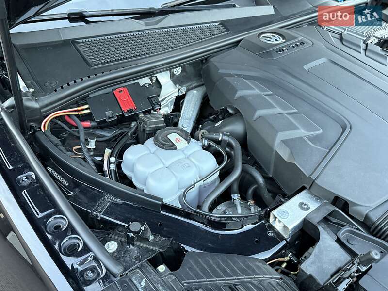 Позашляховик / Кросовер Volkswagen Touareg 2020 в Рівному