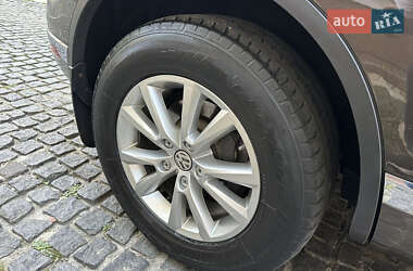 Внедорожник / Кроссовер Volkswagen Touareg 2017 в 