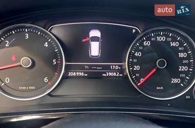 Внедорожник / Кроссовер Volkswagen Touareg 2012 в 
