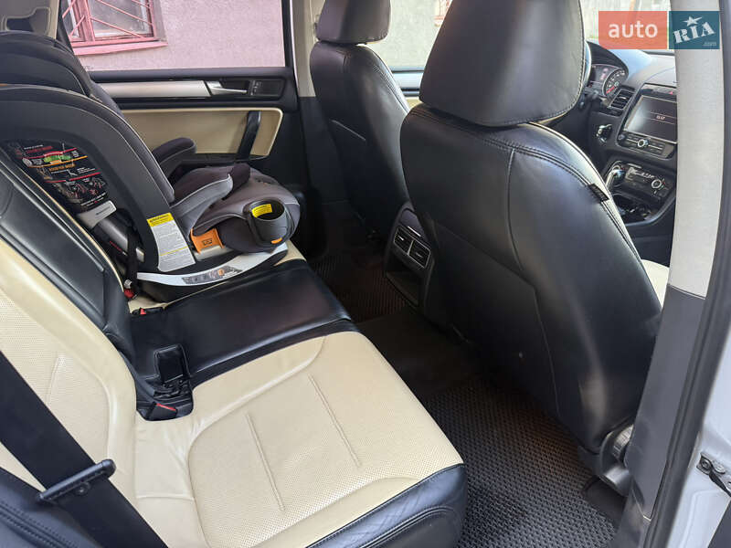 Внедорожник / Кроссовер Volkswagen Touareg 2011 в Житомире