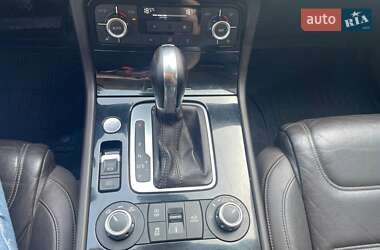 Внедорожник / Кроссовер Volkswagen Touareg 2012 в 