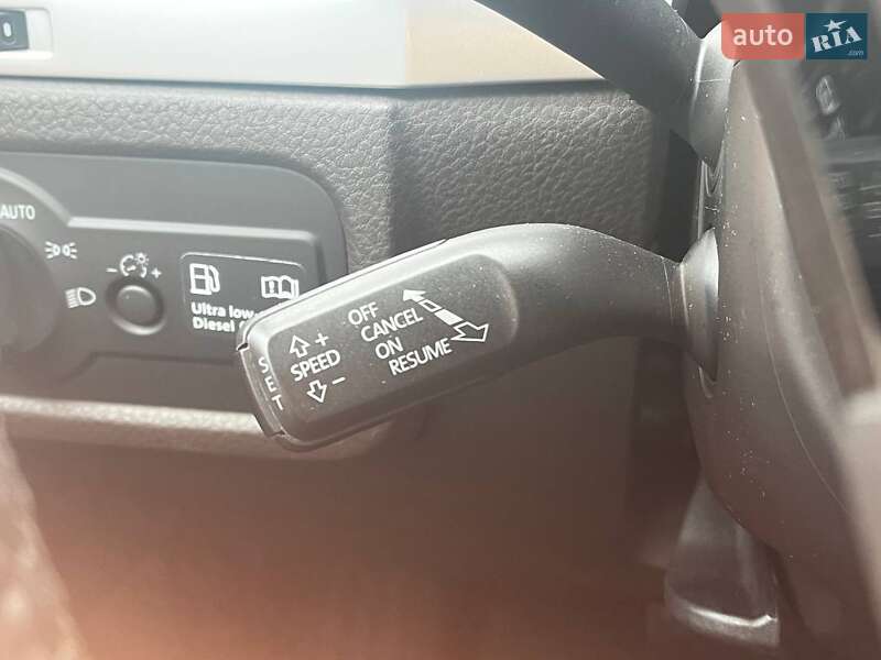 Внедорожник / Кроссовер Volkswagen Touareg 2011 в Киеве