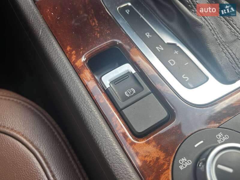Внедорожник / Кроссовер Volkswagen Touareg 2011 в Киеве