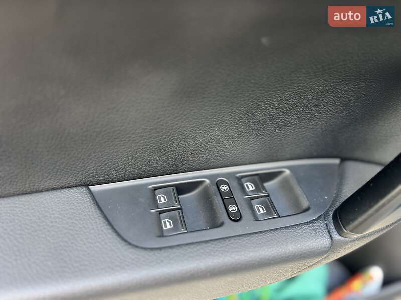 Внедорожник / Кроссовер Volkswagen Touareg 2013 в Киеве