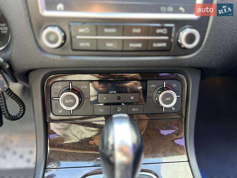 Внедорожник / Кроссовер Volkswagen Touareg 2013 в Киеве