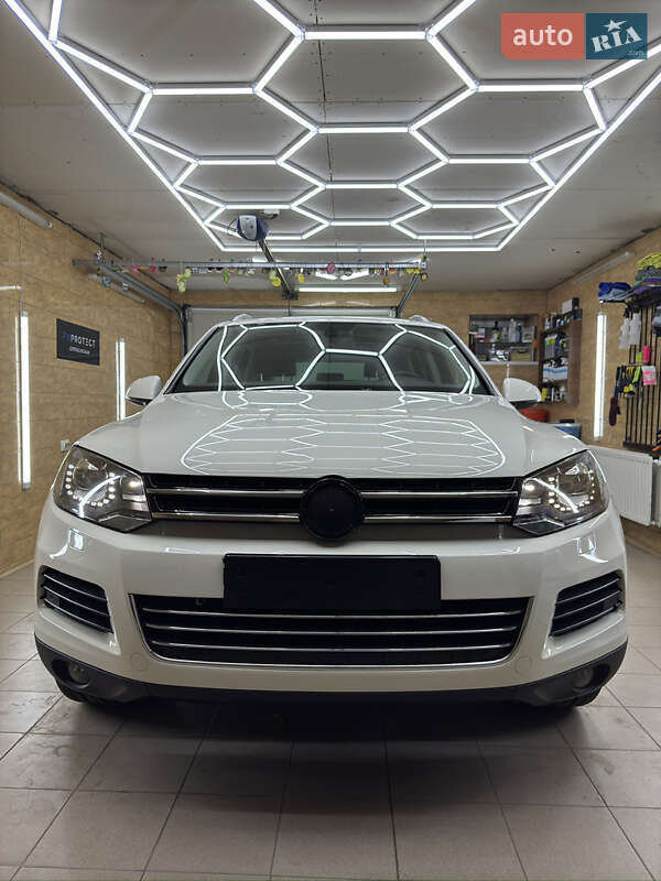 Внедорожник / Кроссовер Volkswagen Touareg 2011 в 