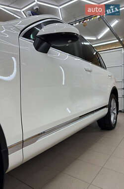 Внедорожник / Кроссовер Volkswagen Touareg 2011 в 