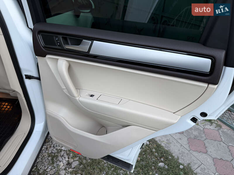 Внедорожник / Кроссовер Volkswagen Touareg 2011 в Днепре