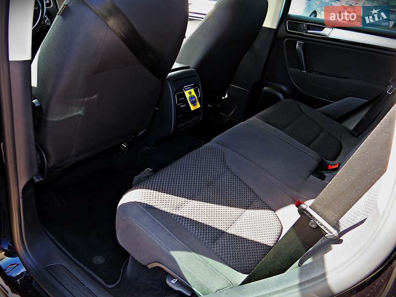 Позашляховик / Кросовер Volkswagen Touareg 2015 в Черкасах