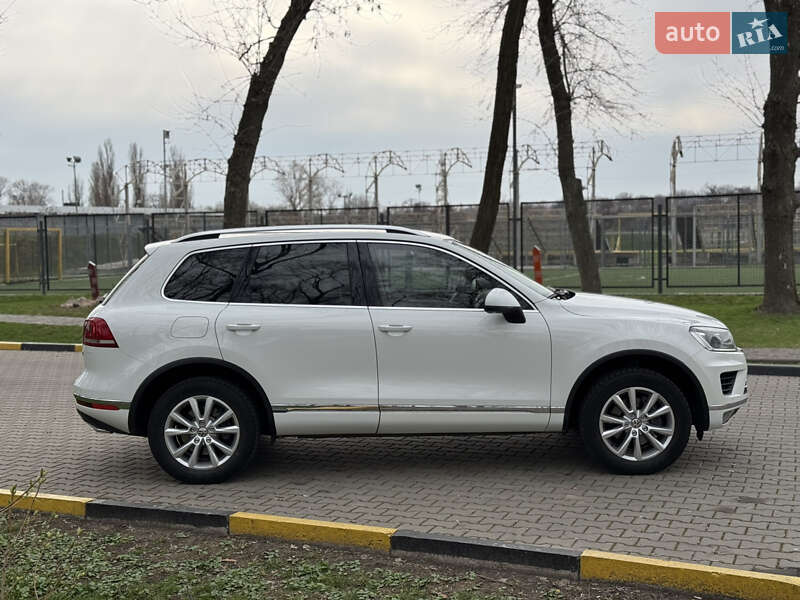 Внедорожник / Кроссовер Volkswagen Touareg 2015 в Александрие