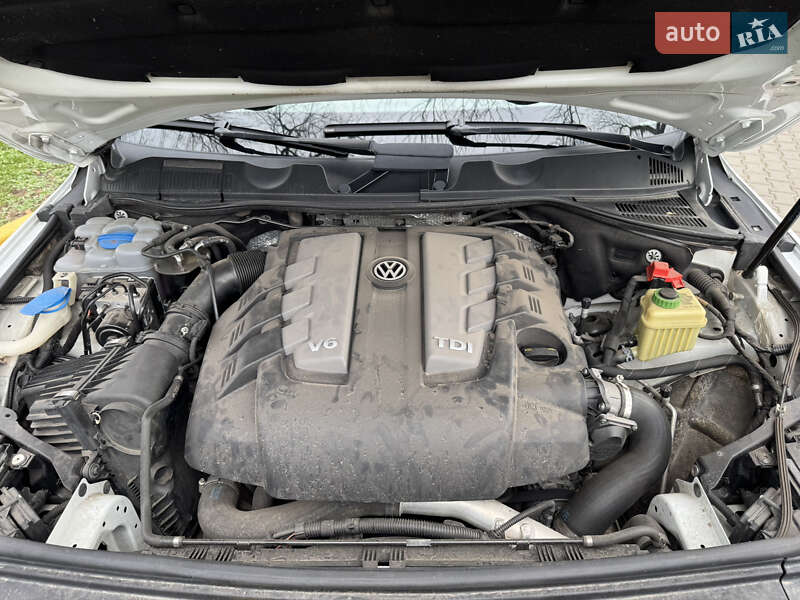 Внедорожник / Кроссовер Volkswagen Touareg 2015 в Александрие