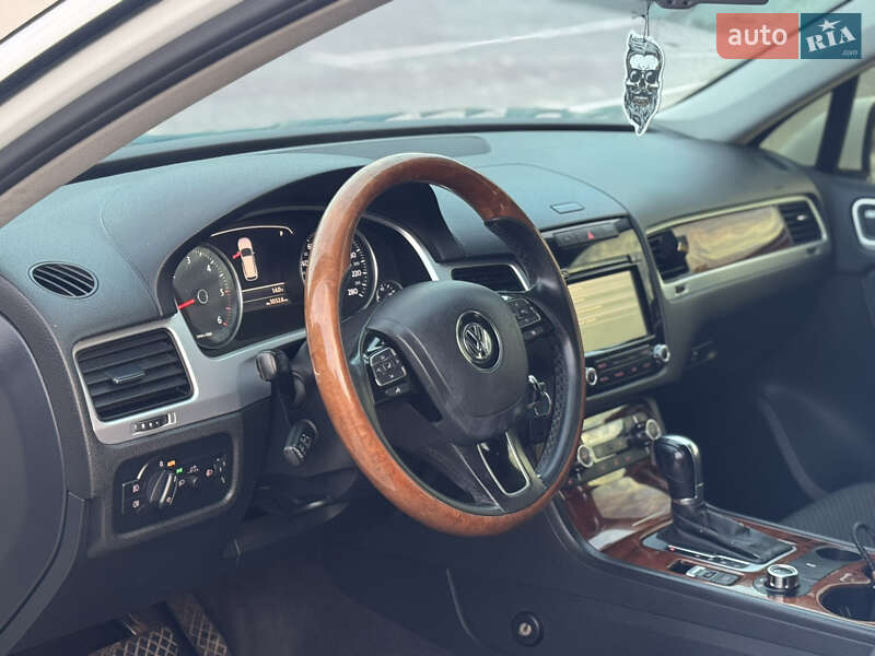 Внедорожник / Кроссовер Volkswagen Touareg 2012 в Хмельницком
