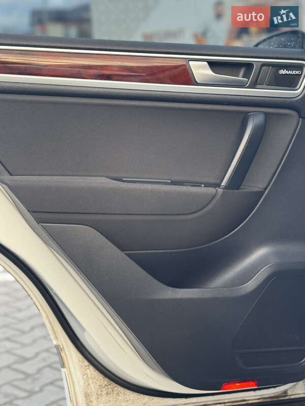 Внедорожник / Кроссовер Volkswagen Touareg 2012 в Хмельницком